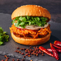 フレッシュネスバーガー、しびれる辛さが魅力の「麻辣チキンバーガー」発売