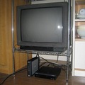 テレビの下に接続したLT-H90DTVと外付けHDDを配置