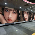 橋本環奈が渋谷駅に登場！ドアップ巨大ポスターが30メートルにわたって掲出