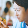 大野智、マック新CMに登場！ビッグマックを口いっぱいに頬張る