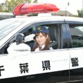 キュートな制服姿で敬礼！奥山かずさが3度目の1日警察署長に