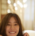 新木優子、2nd写真集『honey』より“彼女感”あふれる笑顔カット公開