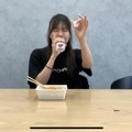 ONE CHANCE・武内杏樹、YouTubeで激辛焼きそばに挑戦！しかしあまりの辛さに……