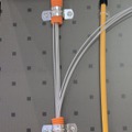 オレンジの管に通っているのが「細経低摩擦インドア型光ケーブル」。摩擦が少なく曲がらない素材のため、既存の管に通しやすい