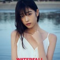 高橋ひかるファースト写真集『WATERFALL』（東京ニュース通信社）