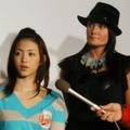 主演のグラビアアイドル・岩佐真悠子(左)と、映画初出演のカイヤ(右)