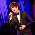 山崎育三郎、初の生配信ライブで「絶対明るい未来が待ってるから」と涙