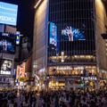 渋谷駅前の街頭ビジョンでの発表の様子