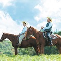 馬に乗る様子 (C)UHB/YOSHIMOTO KOGYO 左から）タカ、トシ
