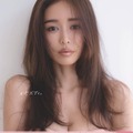 加治ひとみ、壁ドンならぬ乳ドン&尻ドンに挑戦!「大胆な写真でお気に入り」