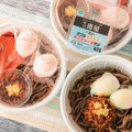 ファミマ、“伝説の立ち食いそば店”港屋とコラボした「ラー油そば」新発売