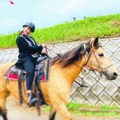 ルーシーちゃんに乗馬する平祐奈