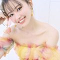 『山本舞香　2022カレンダー』（発売：KADOKAWA、撮影：土山大輔）