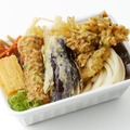 「丸亀うどん弁当」より秋の新作！「秋野菜の天ぷらと定番おかずのうどん弁当」