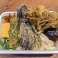 丸亀製麺の“秋の新商品”3種類を実食！ TOKIOの松岡昌宏と共同開発した『トマたまカレーうどん』など