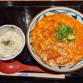 丸亀製麺の“秋の新商品”3種類を実食！ TOKIOの松岡昌宏と共同開発した『トマたまカレーうどん』など