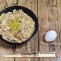 “コク旨ガッツリ”の特製丼「とんこつ背脂すた丼」を試食したらやみつきに！ 画像