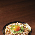 “コク旨ガッツリ”の特製丼「とんこつ背脂すた丼」を試食したらやみつきに！