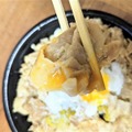 “コク旨ガッツリ”の特製丼「とんこつ背脂すた丼」を試食したらやみつきに！