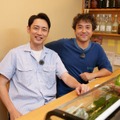 左から）小泉孝太郎、ムロツヨシ（C）フジテレビ