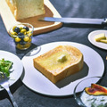 “スチーム生食パン”に新商品！黒トリュフ＆チーズオムレツパン使ったプレミアムな一品