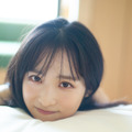 AKB48・小栗有以ファースト写真集『君と出逢った日から』通常版カバー（撮影：細居幸次郎、発売：小学館）