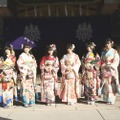 左から）五十嵐早香、坂本真凛、末永桜花、井上瑠夏、赤堀君江、荒野姫楓（c）2021 Zest, Inc. 衣装協力：清水屋