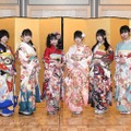 左から）五十嵐早香、坂本真凛、末永桜花、井上瑠夏、赤堀君江、荒野姫楓（c）2021 Zest, Inc. 衣装協力：清水屋