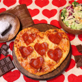 ドミノ・ピザからバレンタイン限定のキュートな「ラブロニピザ」登場