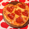ドミノ・ピザからバレンタイン限定のキュートな「ラブロニピザ」登場