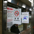 東京駅新幹線ホームの待合室。このマークが無線LAN接続可能な場所を示す