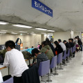 東京駅新幹線コンコース内のモバイルコーナー。コンセントも用意されている。食事だけで使用している人もいて満席。立ったままPCを操作する人もいた