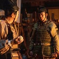 『鎌倉殿の１３人』第6話。甲斐・武田陣にて。武田信義（八嶋智人）にそそのかされる北条時政（坂東彌十郎）をいさめる義時（小栗旬） 。（ｃ）NHK