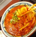 とろ～り濃厚チーズが激うま！丸亀製麺「トマたまカレーうどん」の新作を一足先に試食！