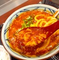 とろ～り濃厚チーズが激うま！丸亀製麺「トマたまカレーうどん」の新作を一足先に試食！