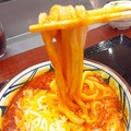 とろ～り濃厚チーズが激うま！丸亀製麺「トマたまカレーうどん」の新作を一足先に試食！