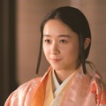 比奈（堀田真由）　（c）NHK