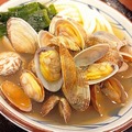 【実食】本日発売！丼から溢れんばかりのあさりが魅力「あさり冷やかけうどん」！後を引く美味しさ「青唐おろしぶっかけうどん」