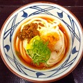 【実食】本日発売！丼から溢れんばかりのあさりが魅力「あさり冷やかけうどん」！後を引く美味しさ「青唐おろしぶっかけうどん」