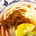 【実食】本日発売！丼から溢れんばかりのあさりが魅力「あさり冷やかけうどん」！後を引く美味しさ「青唐おろしぶっかけうどん」