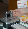 　PIE2005でのコダックは、ノーリツ鋼機および三菱製紙と共同で出展した。コダックは、無線LAN対応のコンパクトデジカメ「EasyShare-One」などを展示。