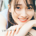 櫻坂46・守屋麗奈 1st写真集『笑顔のグー、チョキ、パー』TSUTAYA限定版カバー（発売：竹書房、撮影：東京祐）