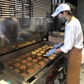 店内の鉄板で焼き上げられる2種のお米バンズ