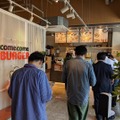 1号店「comecomeBURGER　長尾店」はオープンから行列