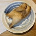 なると屋「若鶏の半身揚げ」（撮影：渡邉）