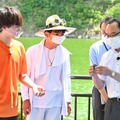 福本大晴が発見した弾丸のようなものを確認する宮本裕次（大阪城天守閣館長）（左から）福本大晴、濱口優、宮本裕次（大阪城天守閣館長）