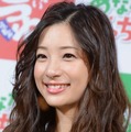 足立梨花、セクシーすぎる“尻チラ”ショーパン姿を披露！「けしからん!!」「かじりつきたい！」 画像
