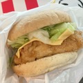 チーズチキンフィレバーガー（撮影：渡邉）