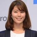 稲村亜美、胸元チラリの2023年カレンダー表紙カットに「セクシーすぎる！」「色っぽい」の声 画像