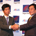 握手を交わすアトラス 代表取締役社長・猪狩茂氏とスーパーサット 代表取締役社長・嘉納行則氏（左から）